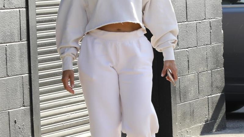 Jennifer Lopez într-un compleu alb, pe stradă