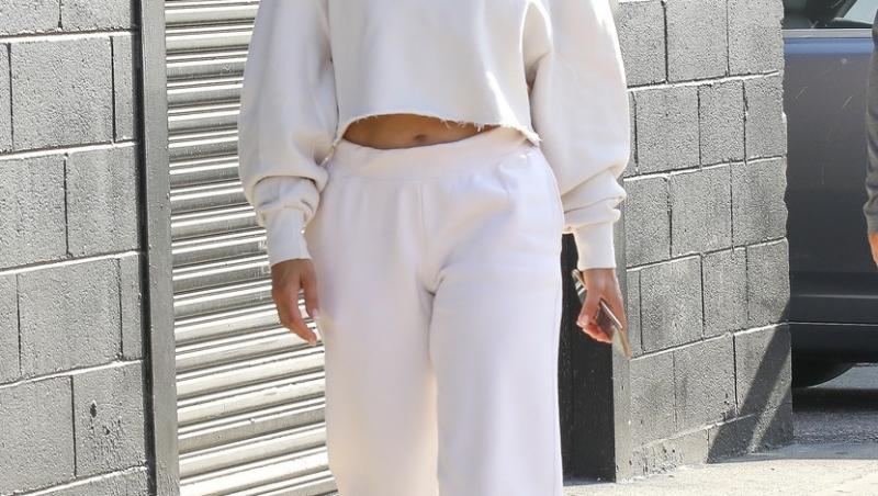 Jennifer Lopez într-un compleu alb și ochelari de soare, pe stradă