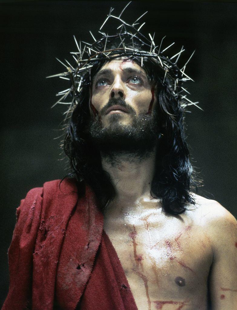 Actorii care au pierdut rolul lui Iisus din Nazareth în fața lui Robert Powell. Mari nume au fost la un pas să fie protagoniștii