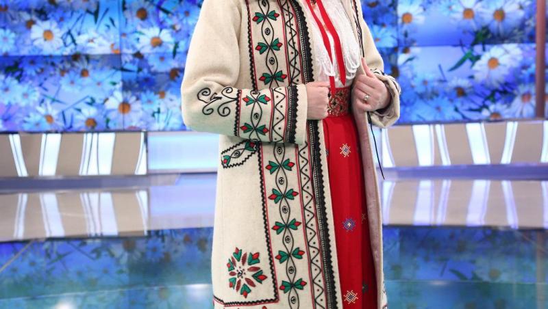 Mirela Vaida în haine tradiționale românești și pantofi roși