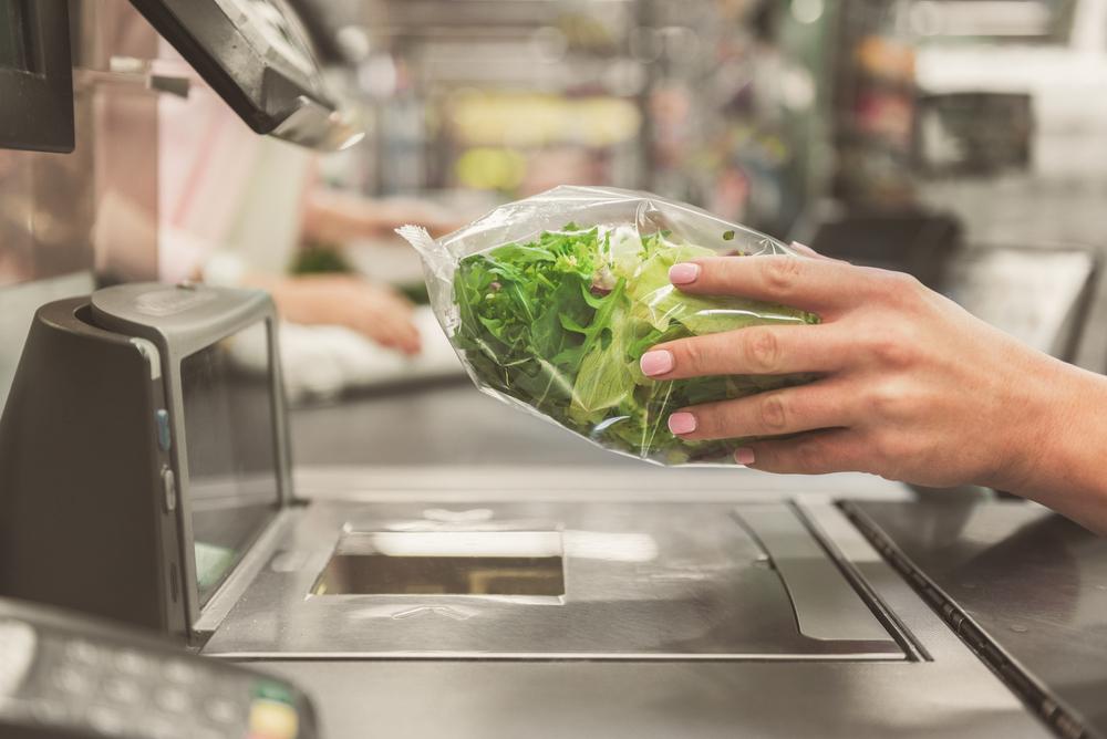 Salată în pungă, scanată la supermarket