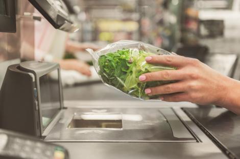 Doi tineri au cumpărat o salată de la magazin și au încremenit când au văzut ce era în pungă. Ce se strecurase printre frunze
