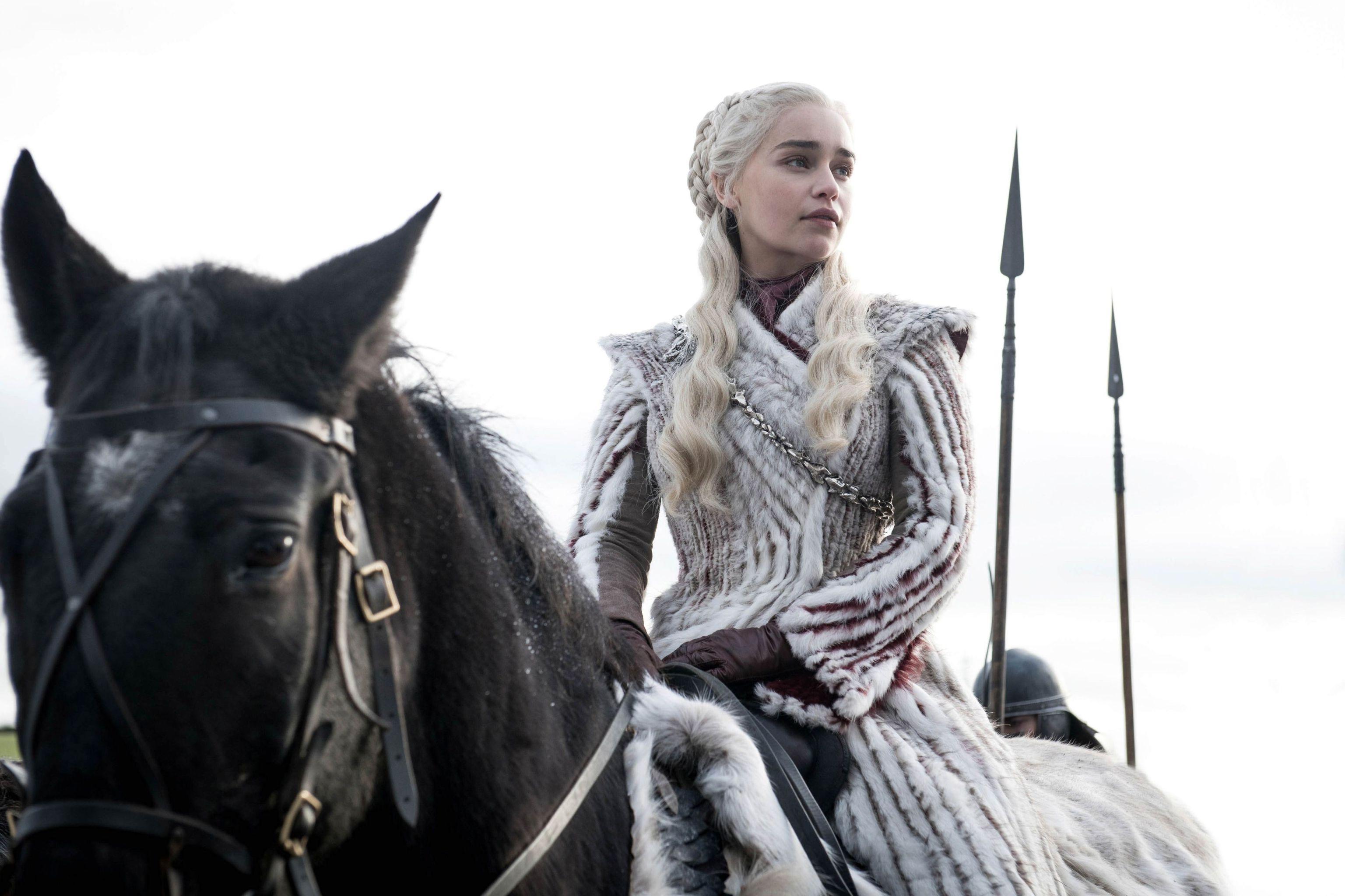 Daenerys Targaryen pe cal