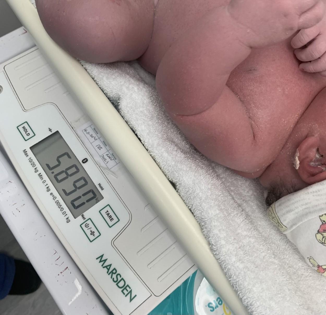 Bebelușul de 6 kilograme, cântărit la naștere