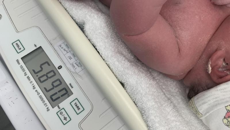 Bebelușul de 6 kilograme, cântărit la naștere