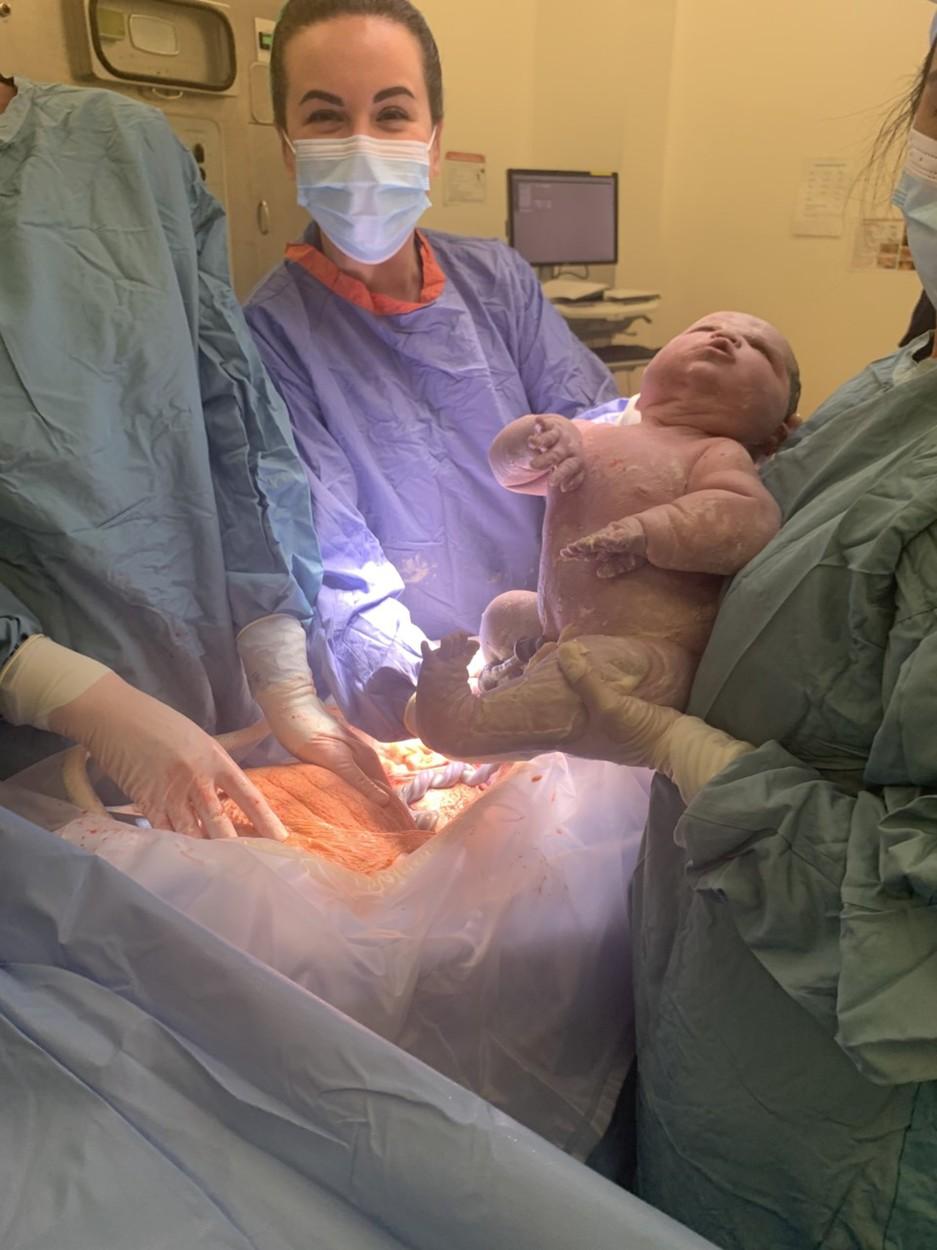 Bebelușul de 6 kilograme, la naștere, in momentul in care a fost scos din burta mamei