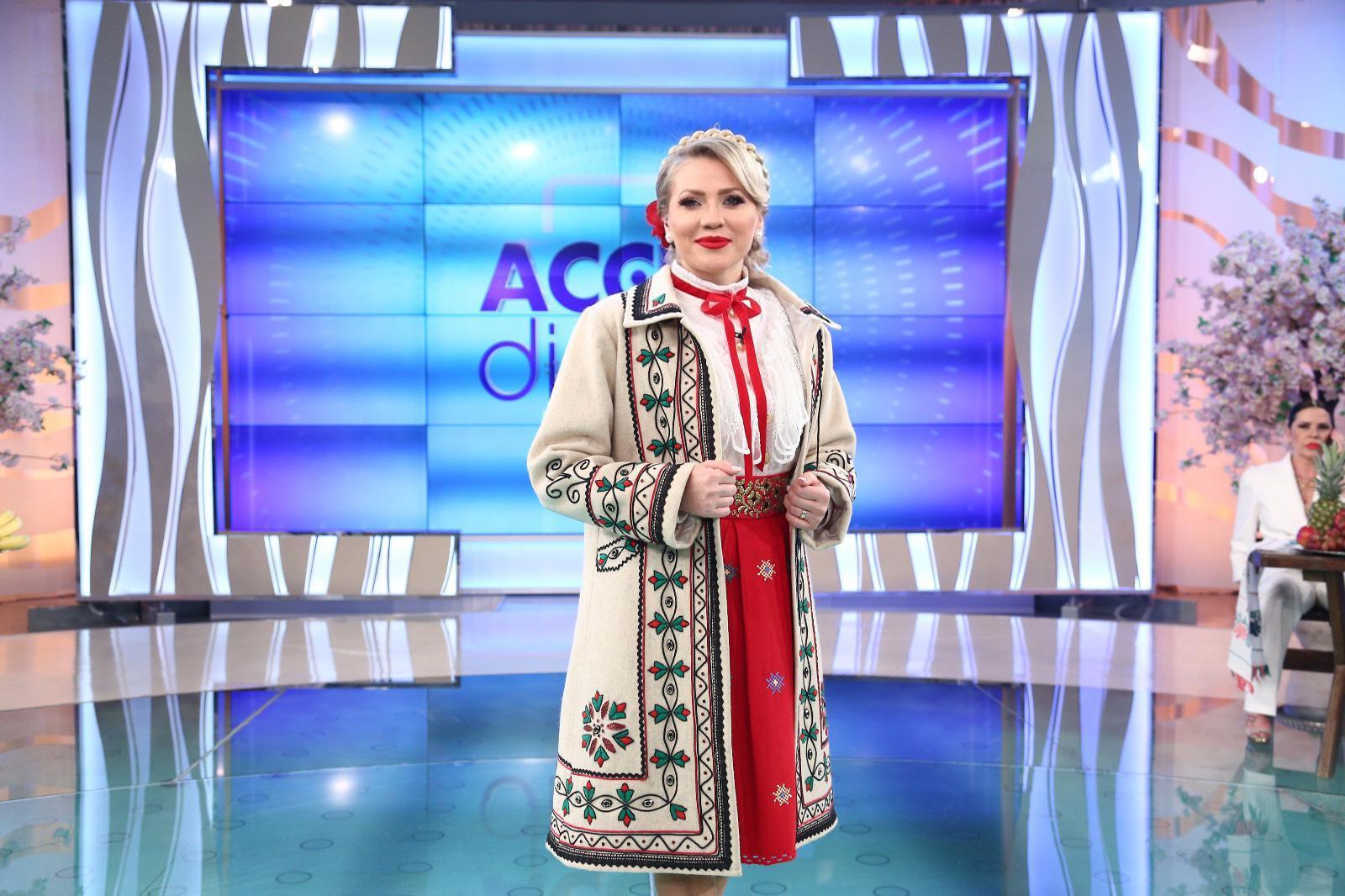 Mirela Vaida, îmbrăcată în costum popular, în platoul Acces Direct