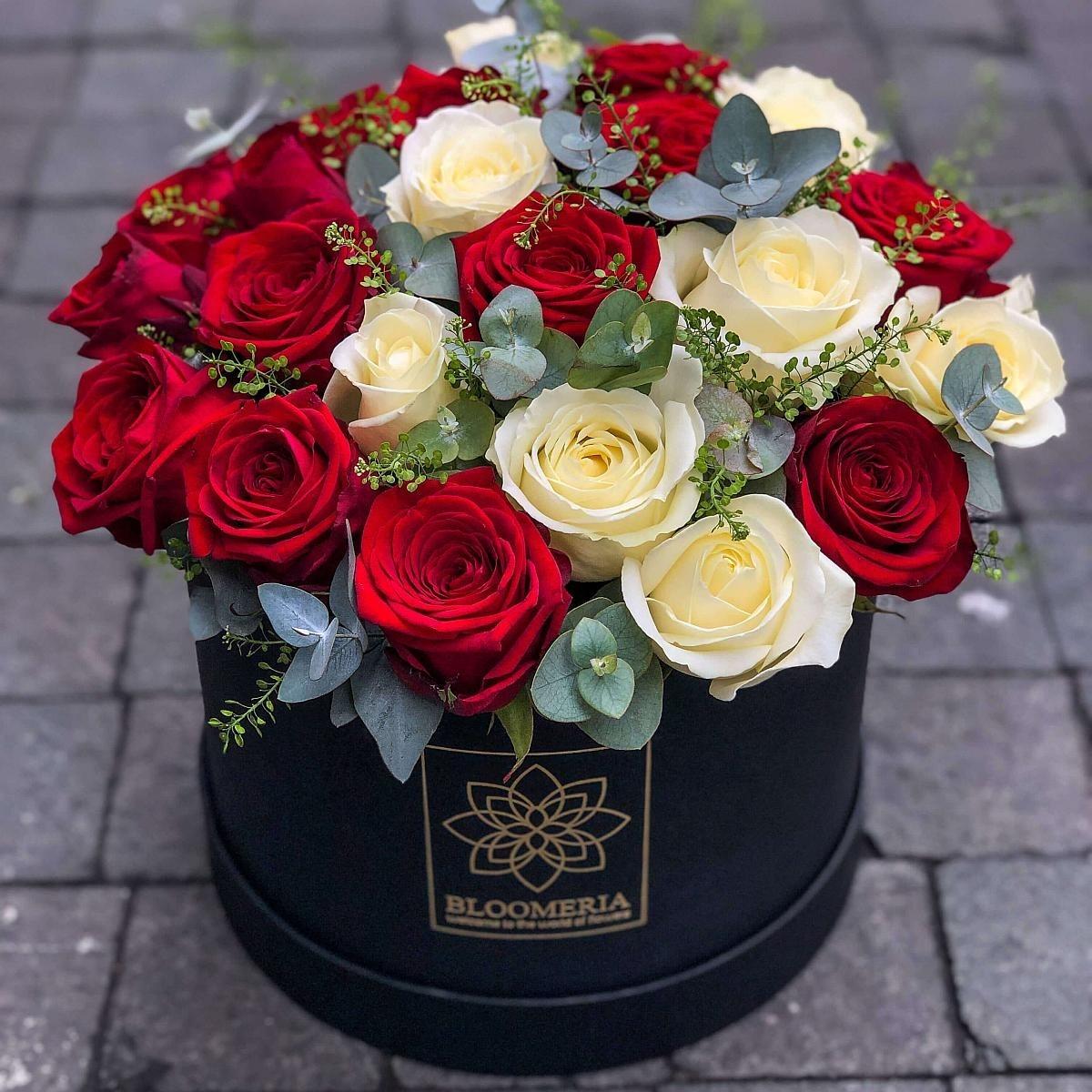 imagine ilustrativă cu un buchet de trandafiri intr-o cutie rotunda