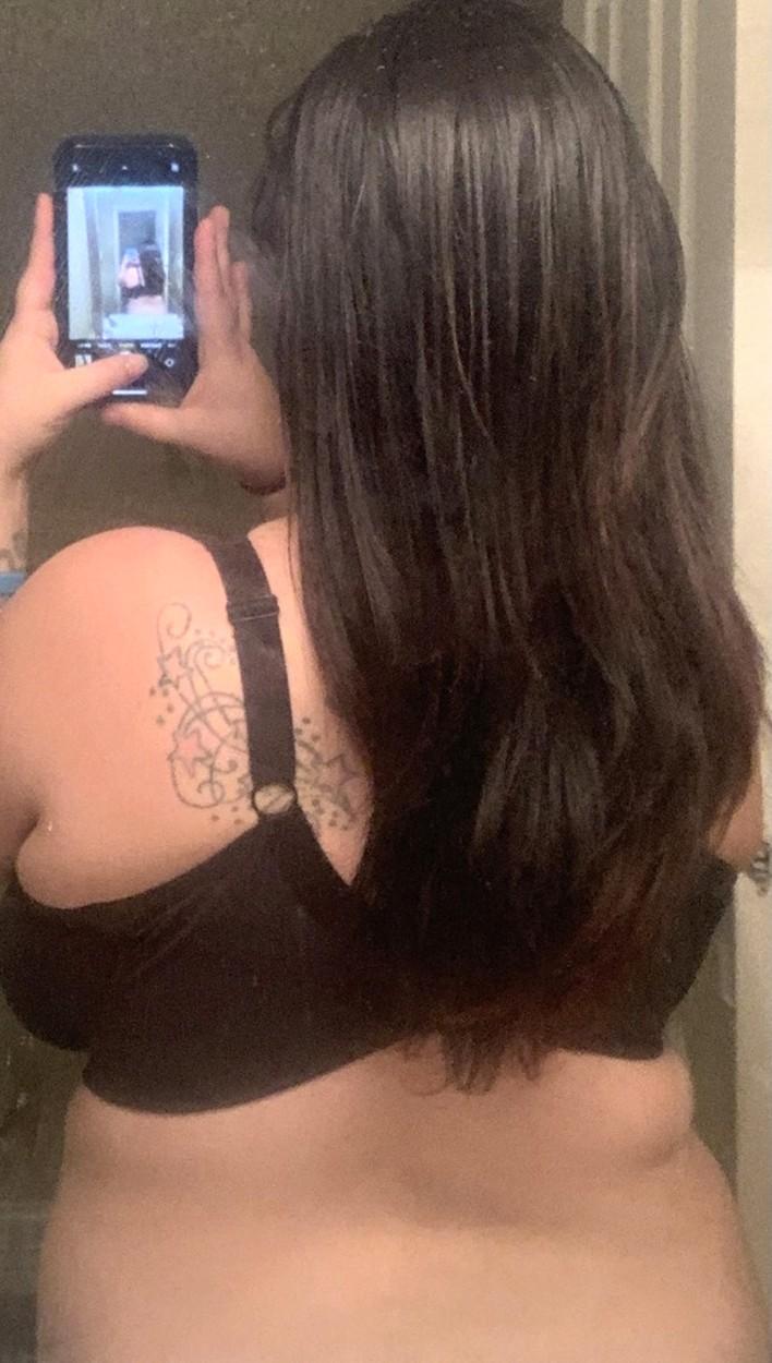 Kayla Romero, selfie in oglinda, aratandu-si spatele