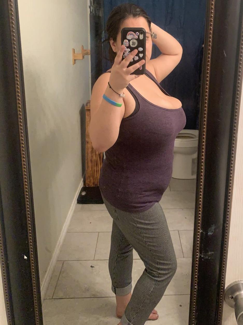 Kayla Romero, selfie in oglinda, aratandu-si din profil bustul