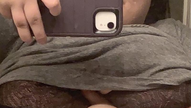 Kayla Romero, selfie in oglinda, aratandu-si bustul generos