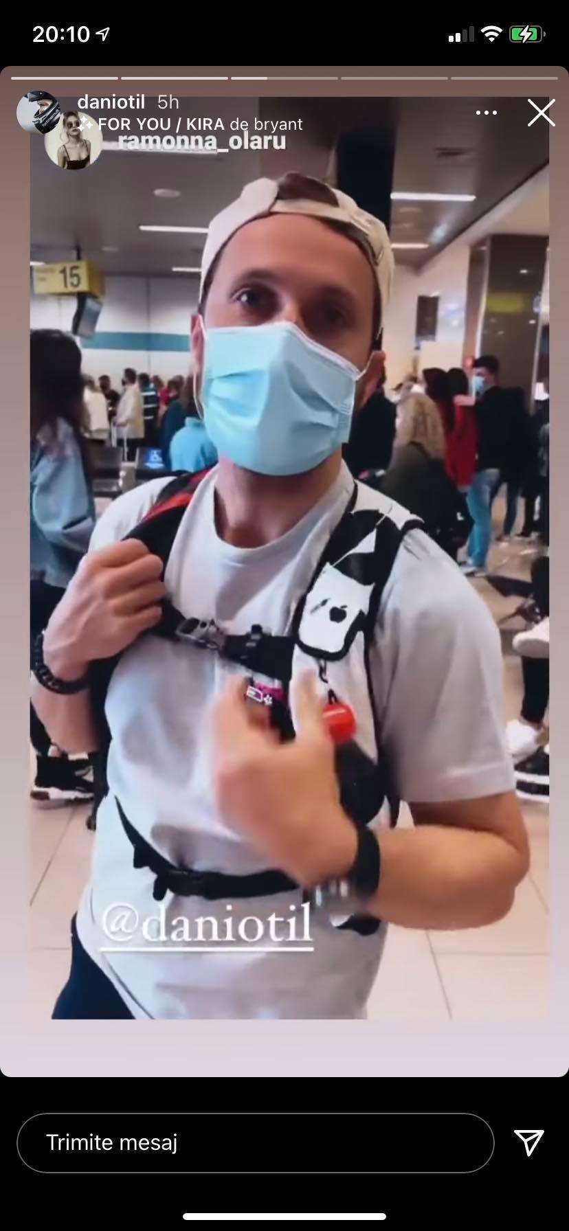 Dani Oțil în aeroport, cu masca pe față și tricou gri