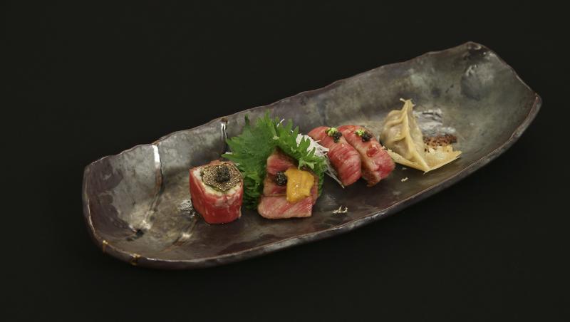 A folosit una dintre cele mai scumpe cărnuri din lume: Kobe Wagyu, o carne de vită incredibil de fragedă, cu o consitență aparte.