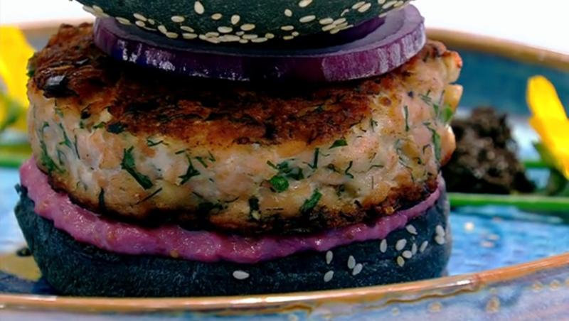Burger de somon cu sos de sfeclă roșie și maioneză în chiflă cu cărbune