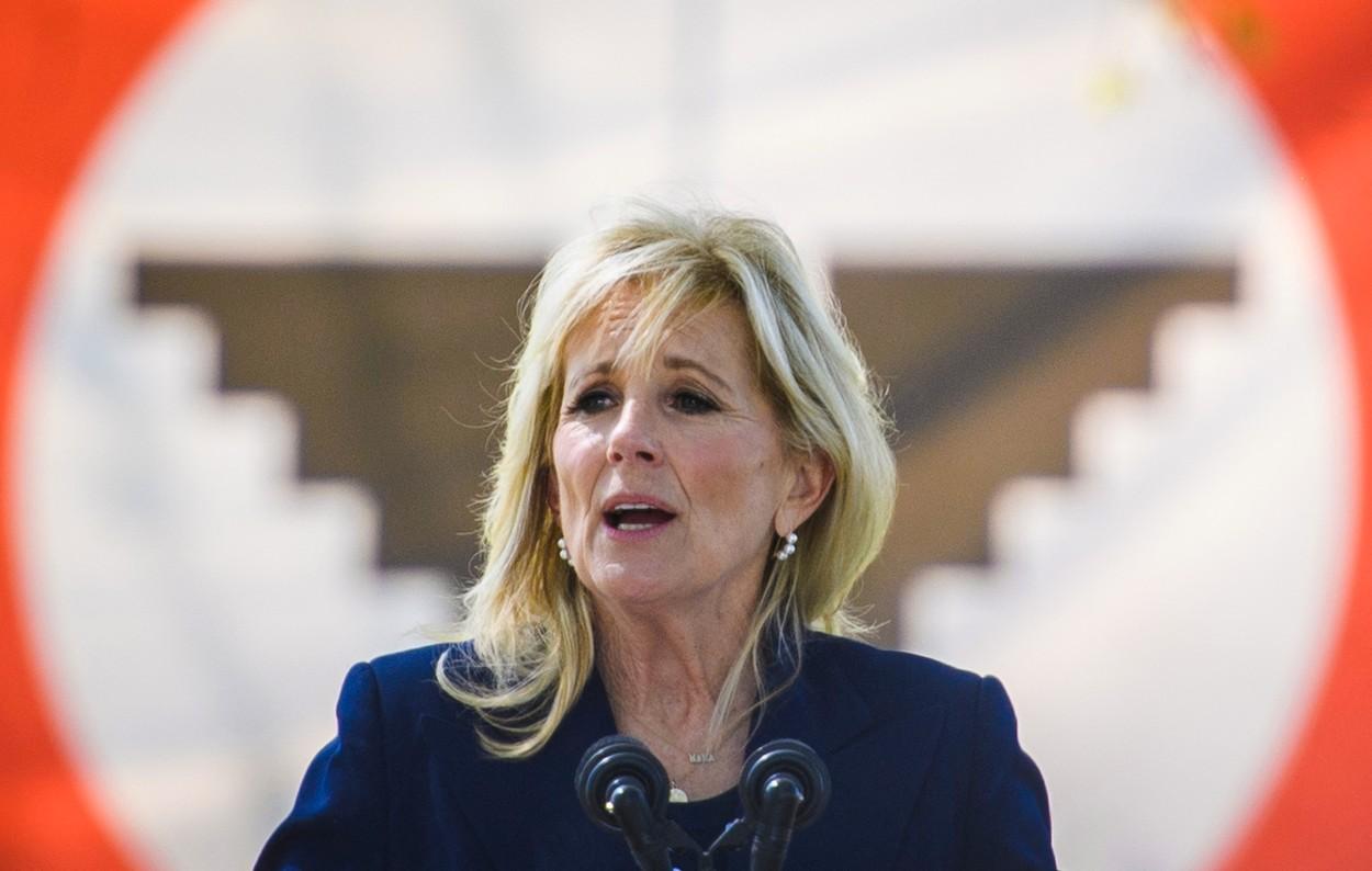 jill biden cu parul blond in vant