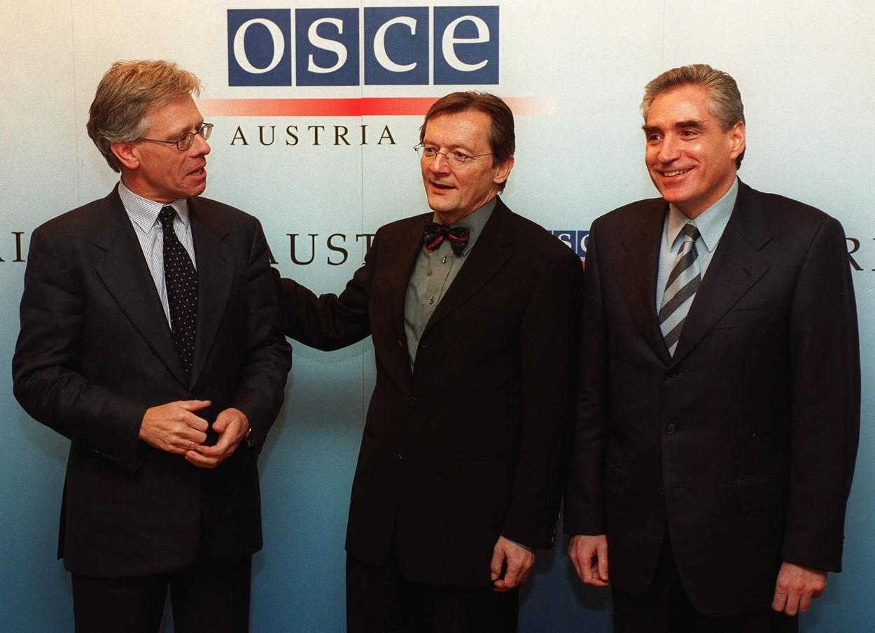 Petre Roman, pe vremea când era ministru de Externe în anul 2000, alături de omologii săi din Norvegia și Austria, Knut Vollebaeck și Wolfgang Schuessel