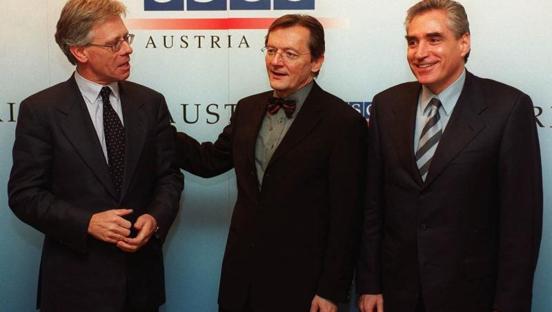 Petre Roman, pe vremea când era ministru de Externe în anul 2000, alături de omologii săi din Norvegia și Austria, Knut Vollebaeck și Wolfgang Schuessel