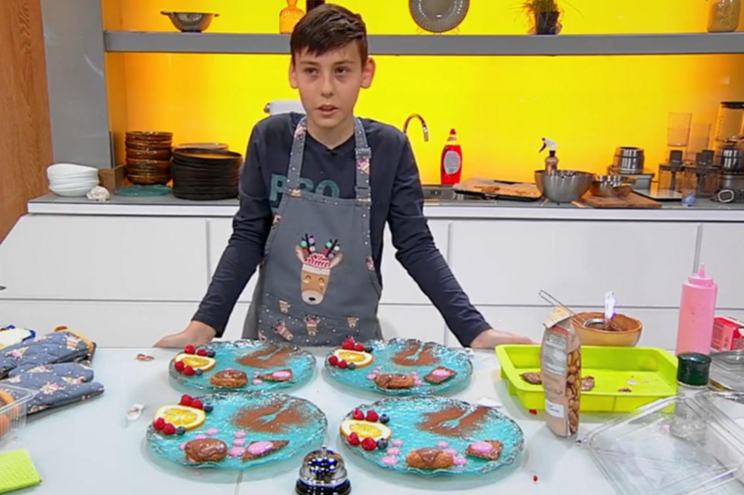 Luca Lazarof a preparat mousse de ciocolată cu migdale caramelizate și spumă de zmeură