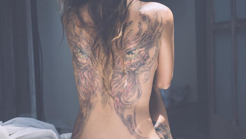 femeie cu spatele care are un tatuaj imens