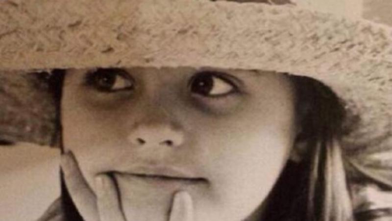 Antonia, imagine din copilărie, purtând o pălărie