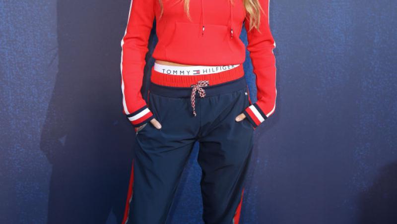 Thylane Blondeau într-o bluză roșie și jeans