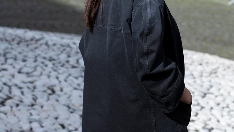 Thylane Blondeau într-o geacă neagră de jeans