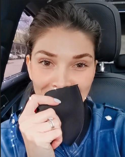 Alina Pușcaș în mașină, după ce și-a spart dintele