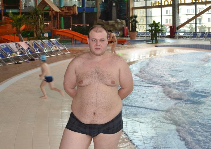 Denis Shevchenko, poză în slip, în fața unei piscine, pe vremea când avea 182 de kilograme
