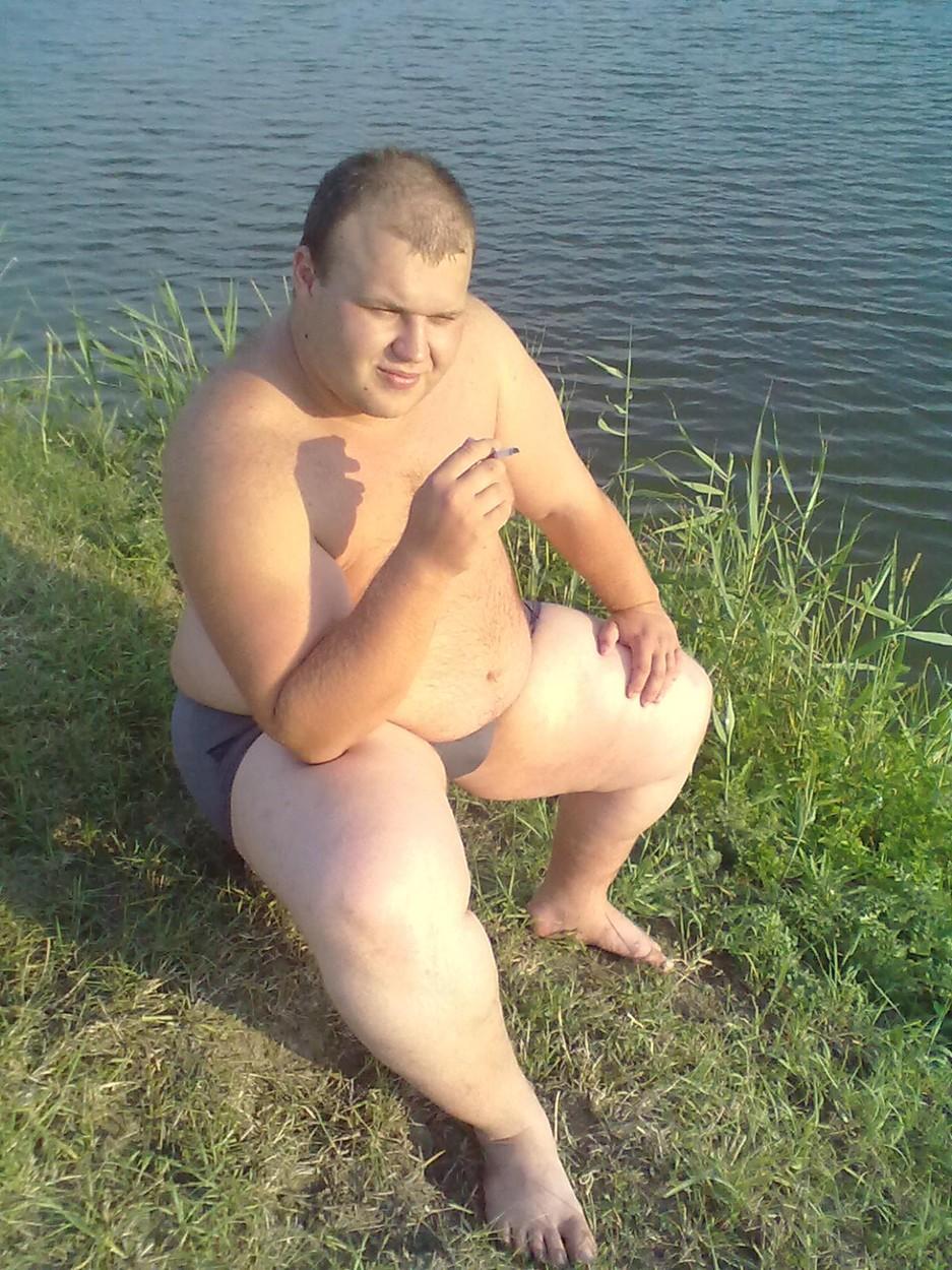Denis Shevchenko, poză în slip, pe marginea unui lac, pe vremea când avea 182 de kilograme
