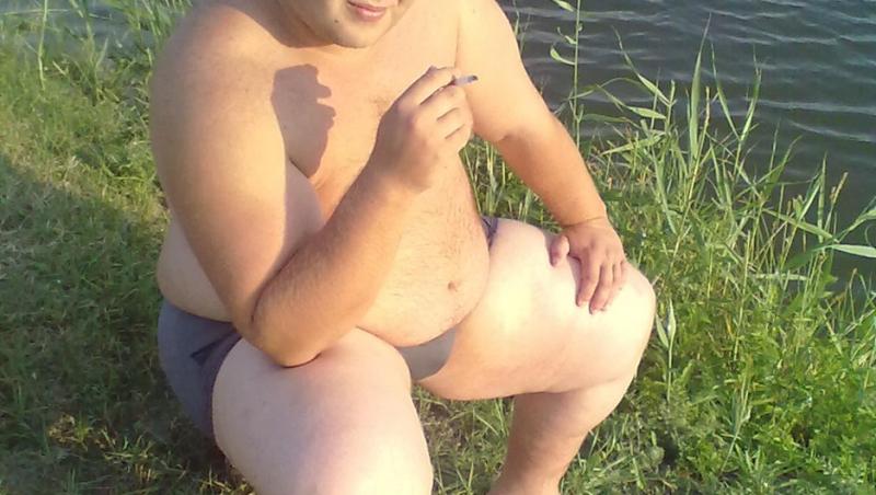 Denis Shevchenko, poză în slip, pe marginea unui lac, pe vremea când avea 182 de kilograme