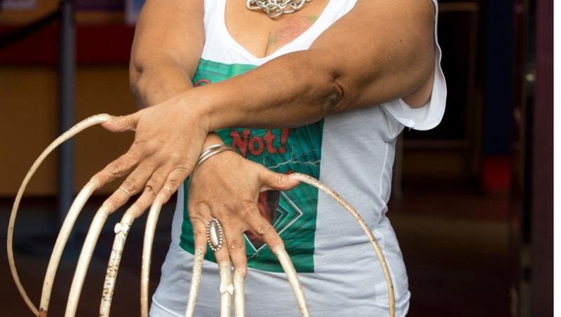 Ayanna Williams, pozându-și mâinile cu unghi lungi