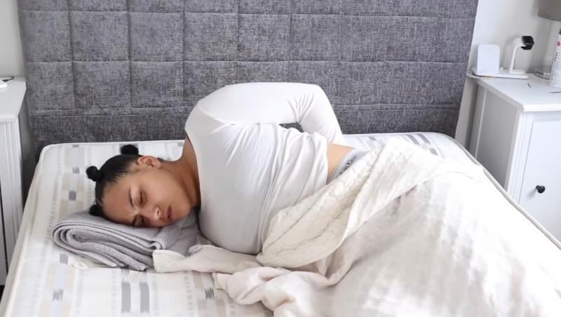 Niah Selway, stând în pat, acoperită de pătură