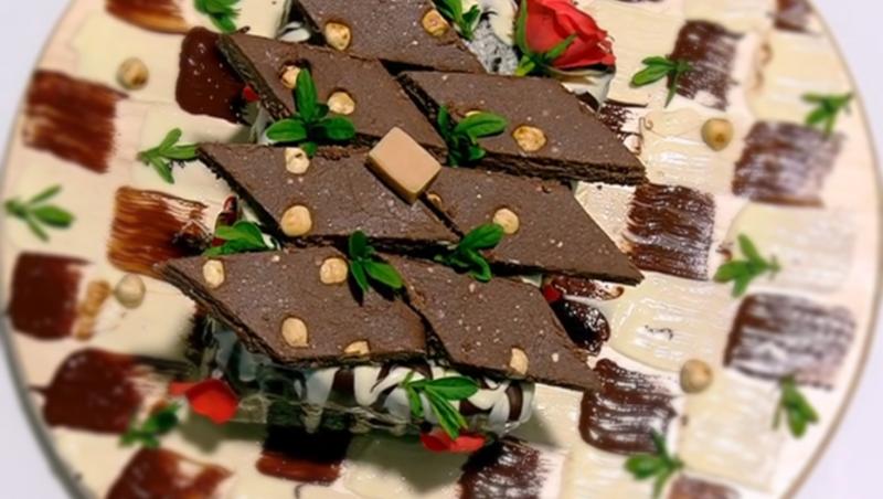Ciocolată de casă porționată în romburi, pe un platou în formă de șah