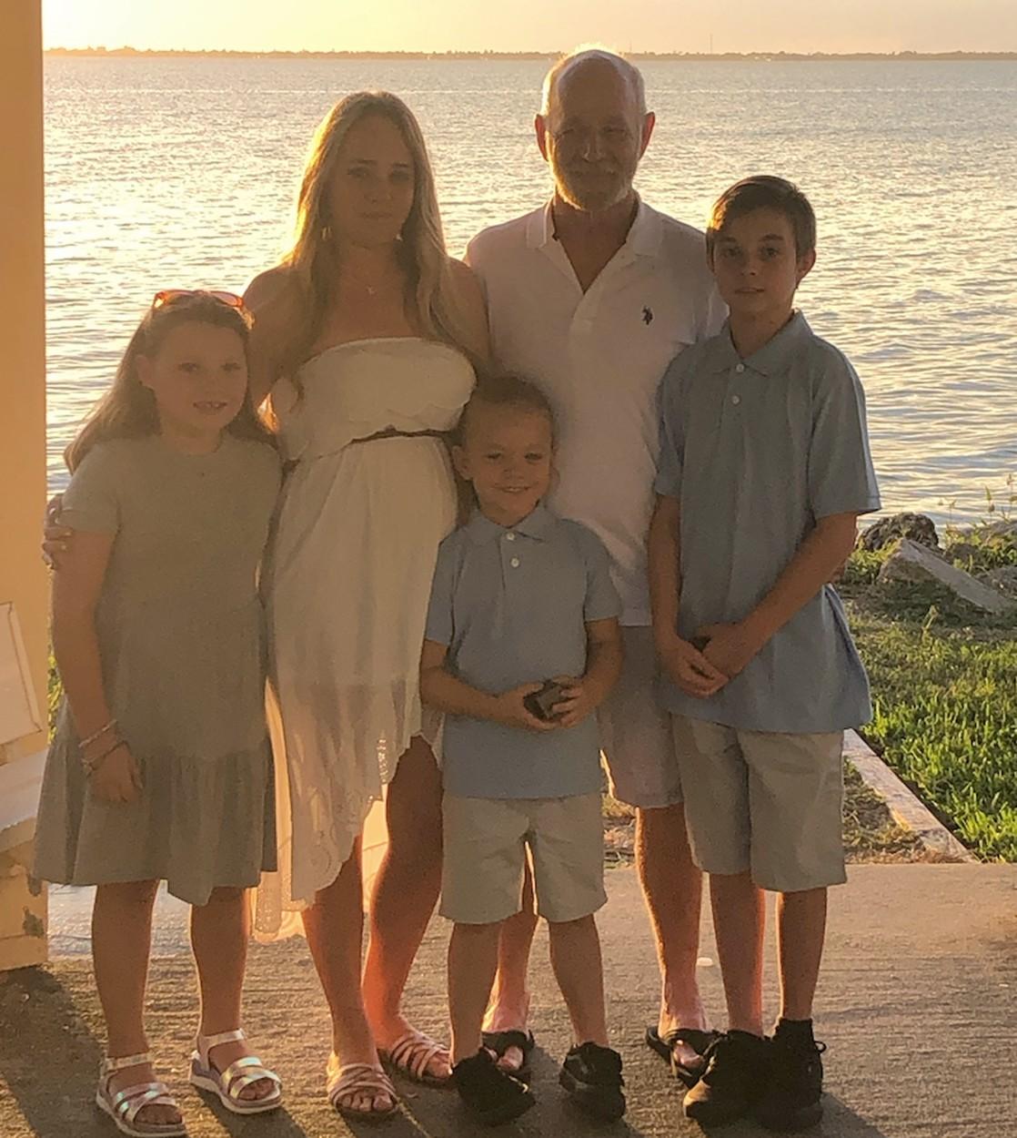 Devin Kennedy, soțul său Tommy și cei trei copii ai lor, într-o poză de vacanță