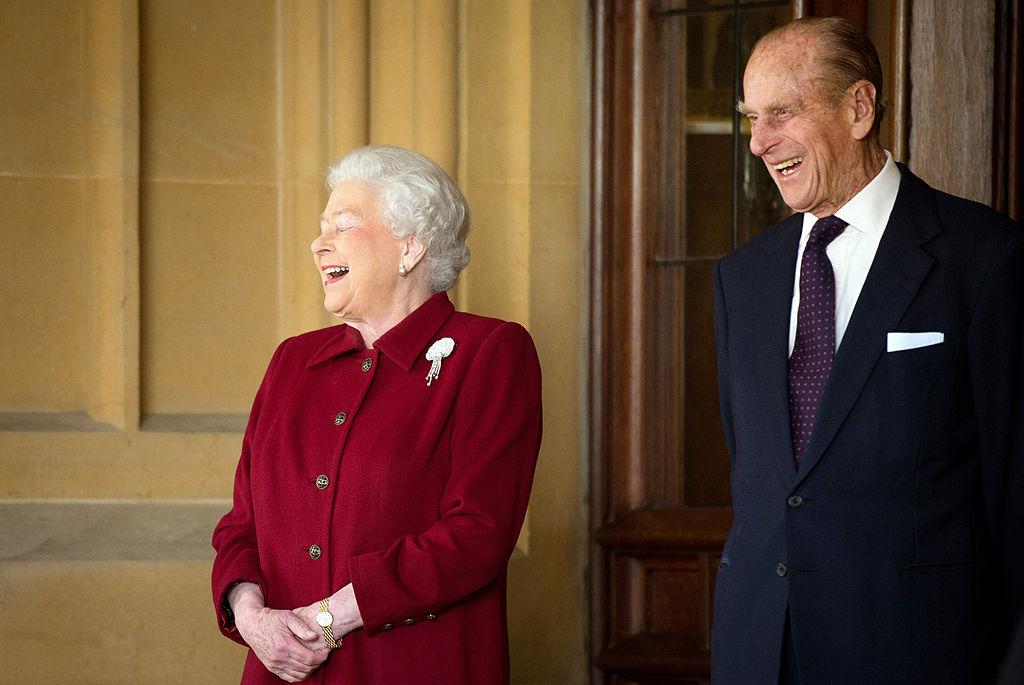 Prințul Philip, lângă soția lui, regina Elisabeta. Regina purta un sacou grena, iar prințul unul negru