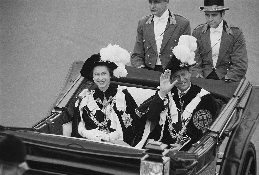 Prințul Philip și Regina Elisabeta, în tinerețe, într-o caleașcă