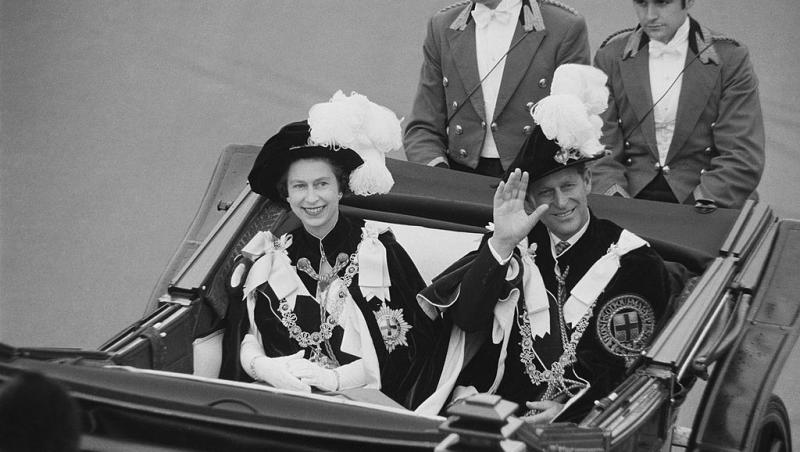 Prințul Philip și Regina Elisabeta, în tinerețe, într-o caleașcă