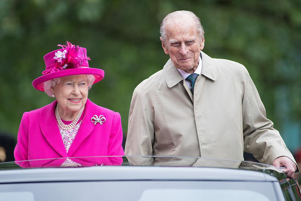 Regina Elisabeta într-un sacou roz și Prințul Philip într-o haină bej