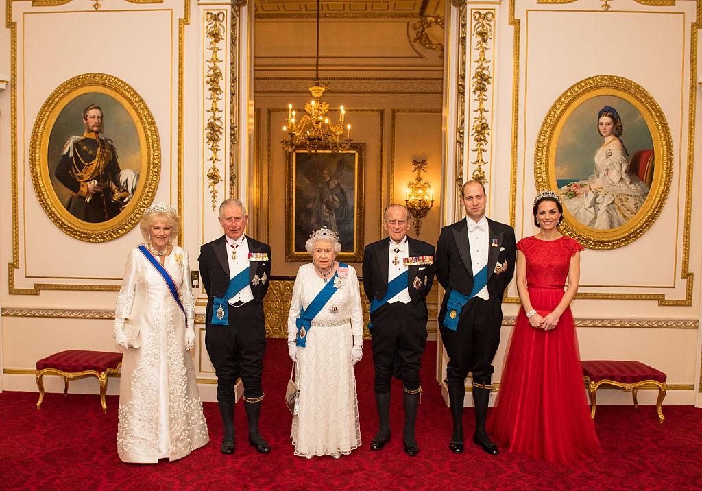 De la stânga la dreapta: Prințul Charles și soția lui, Camila, Prințul Philip și soția lui, Regina Elisabeta, prințul William și soția lui Kate, purtând ținute festive