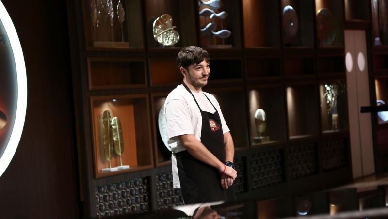 Theo Costache, în șorțul Chefi la cuțite, stă cu mâinile încrucișate și este jurizat, dar nu îi vedem pe chefi
