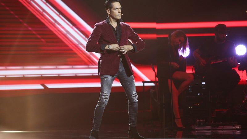 Ștefan Bănică, într-o cămașă vișinie, pe scena X Factor