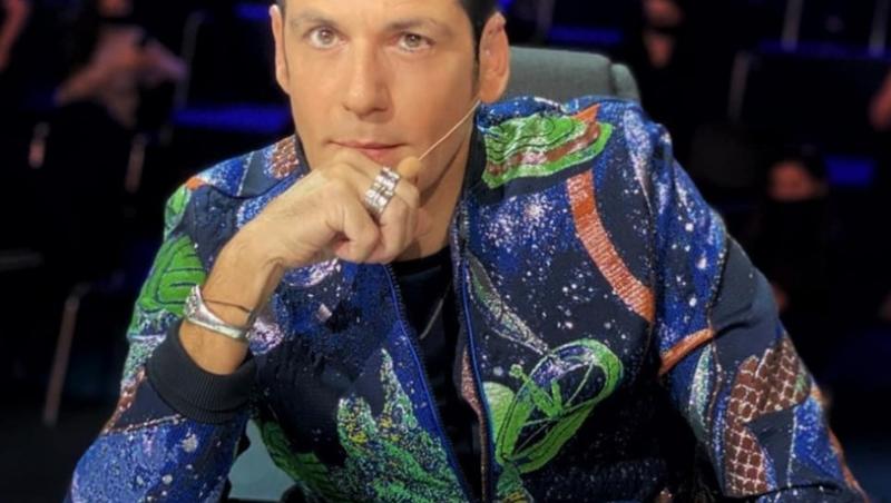 Ștefan Bănică, într-o geacă verde cu albastru, la X Factor