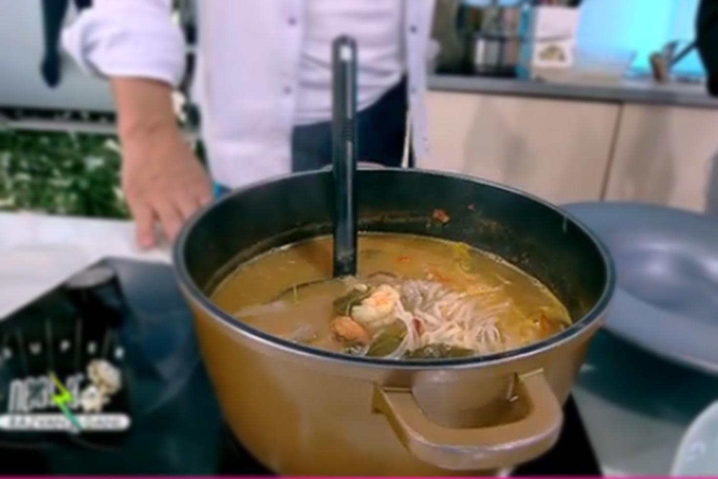 Supa thailandeză Tom Yum se servește fierbinte, decorată cu coriandru proaspăt