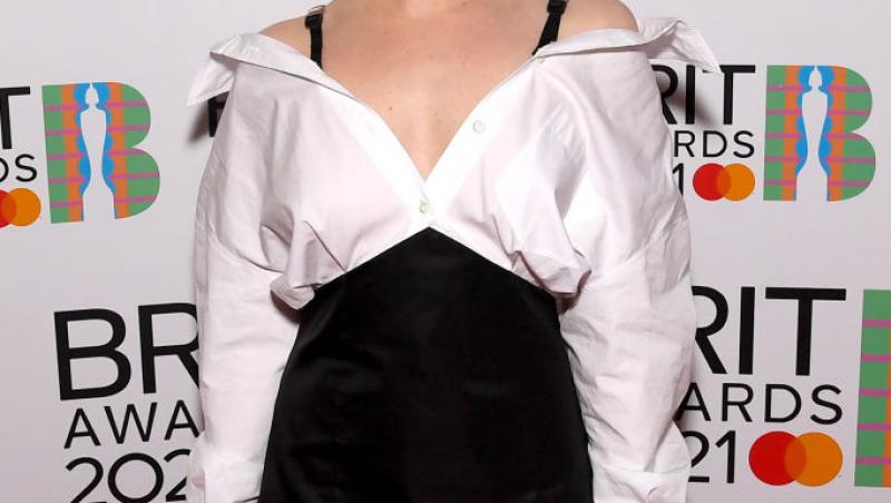 Maisie Williams, celebra actriță din faimosul serial “Game of Thrones”, i-a uimit pe fani cu schimbarea ei de look cu care a defilat la Brit Awards 2021.