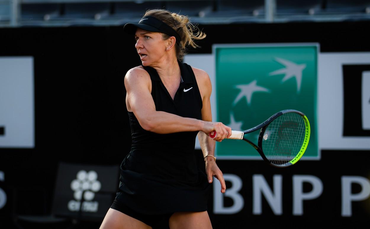 Simona Halep, într-o ținută neagră, jucând tenis, în turneul de la Roma