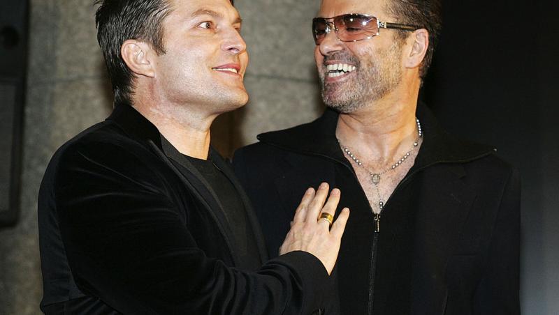 George Michael, fotografiat alături de Kenny Goss, zâmbind amândoi. În urma morții lui George Michael, Goss va primi 97 de milioane de lire sterline