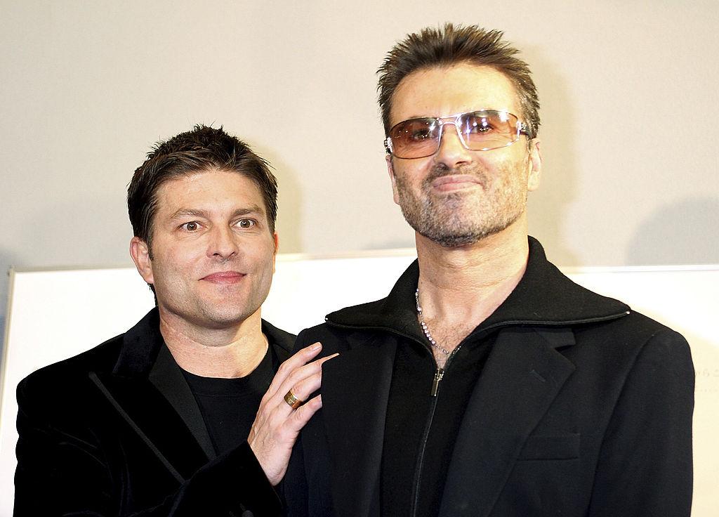 George Michael și fostul lui iubit, Kenny Goss, îmbrăcați amândoi în negru
