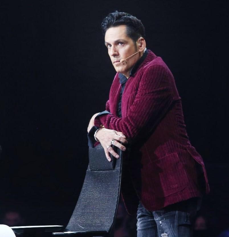 Ștefan Bănică într-un sacou vișiniu, la X Factor 2020