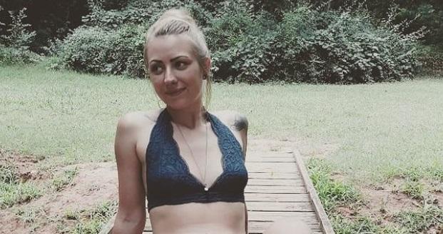 O mamă a fost oprită de polițiști pe motiv că are pantalonii indecent de scurți. Cum a apărut femeia pe stradă