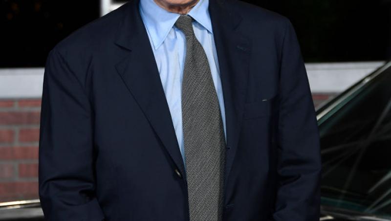 Robert De Niro într-un costum negru și cămașă albastră, iar cravata gri